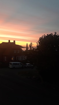 Solnedgang set fra lejlighedens vindue.
