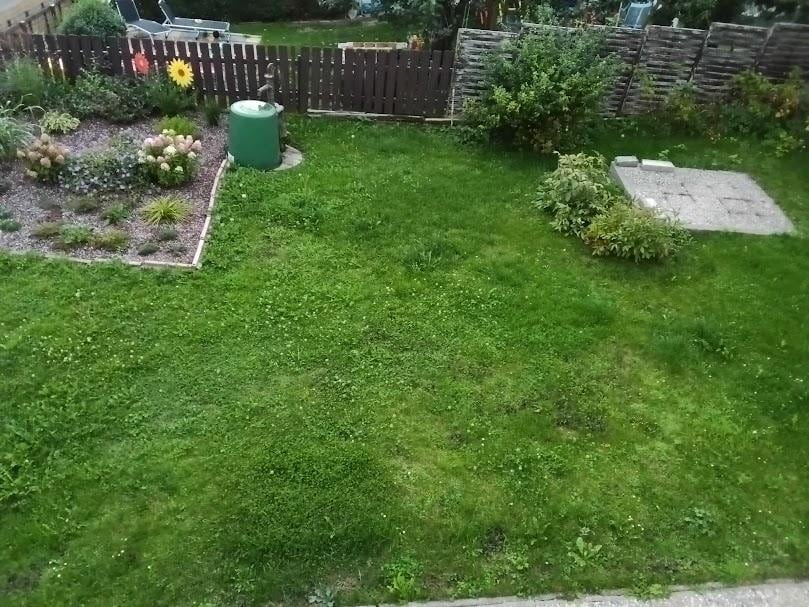 Hier noch ein Blick vom Balkon, in den wunderschönen Garten. Unten am Garten war die Terrasse.