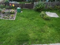 Hier noch ein Blick vom Balkon, in den wunderschönen Garten. Unten am Garten war die Terrasse.