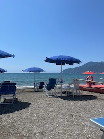Ebenfalls zu Fuß kann man in 5-10 Minuten sowohl einen öffentlichen kostenlosen Strand als auch kostenpflichtige Abschnitte erreichen.