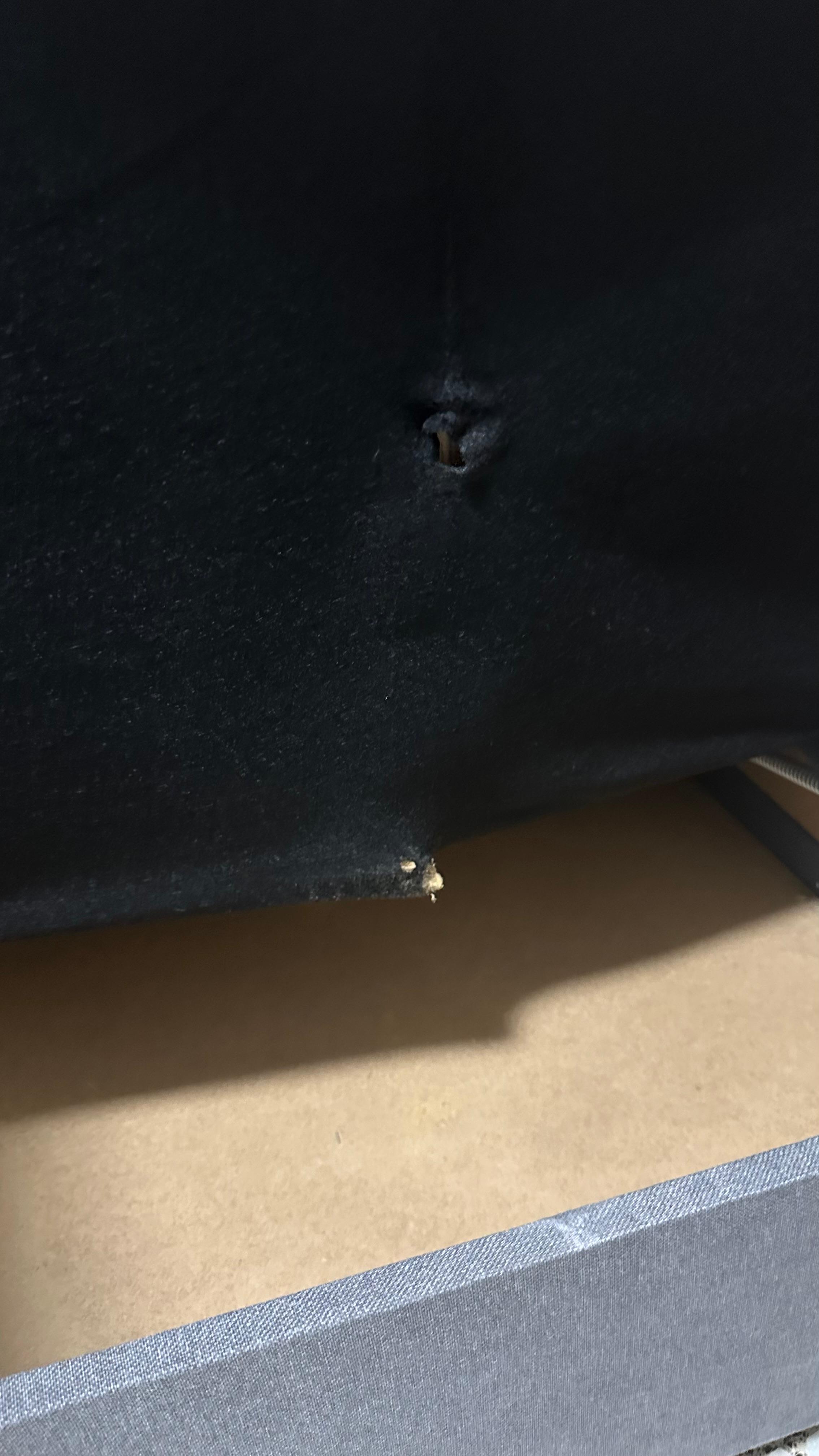 Gebrochene Schiene der Schlafcouch
