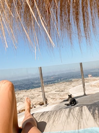 Poolbereich mit Blick aufs Meer