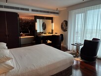 ベットと洗面台が同じ部屋にあります、部屋はこれだけ