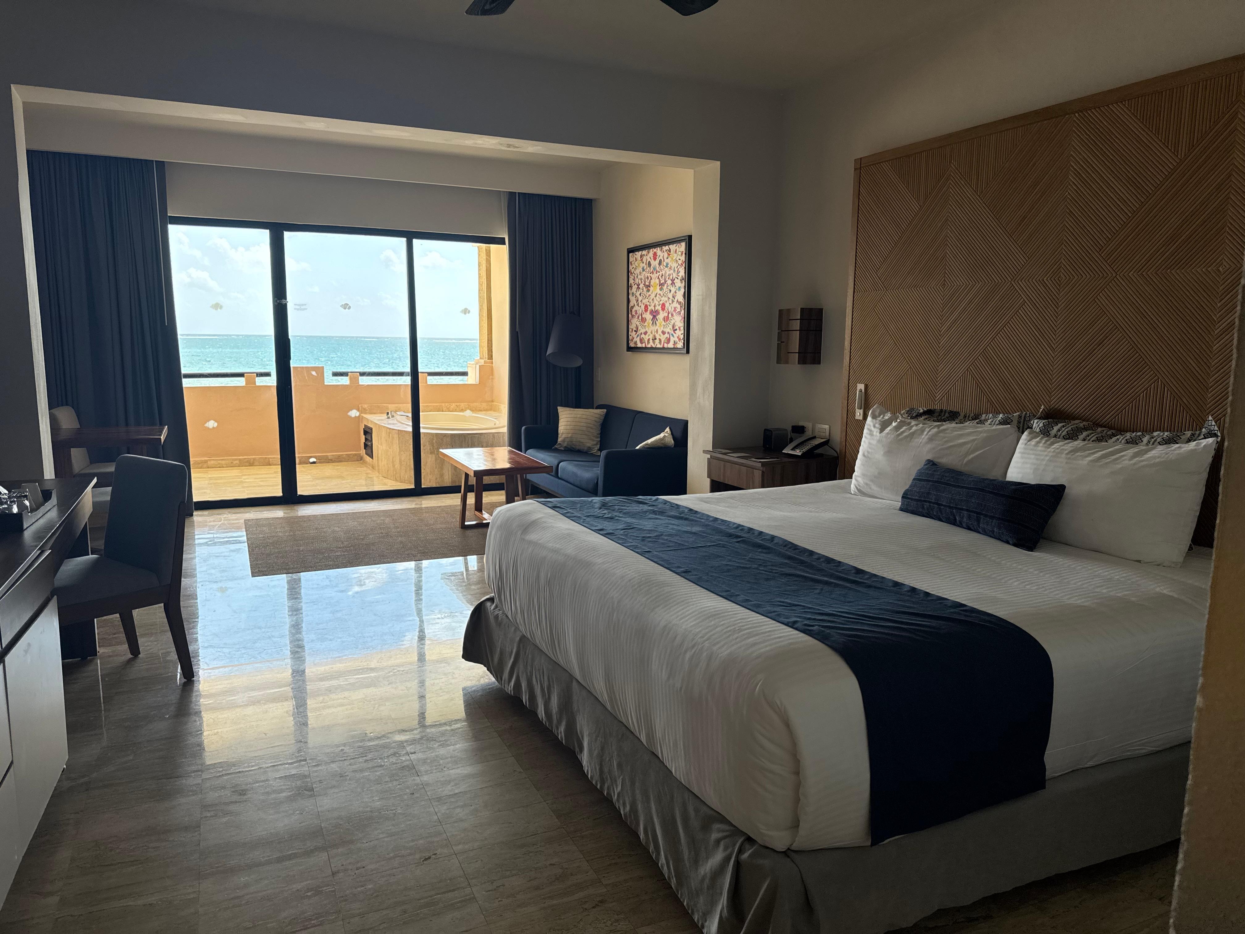 Junior suite with ocean view balcony and tub in Building 1