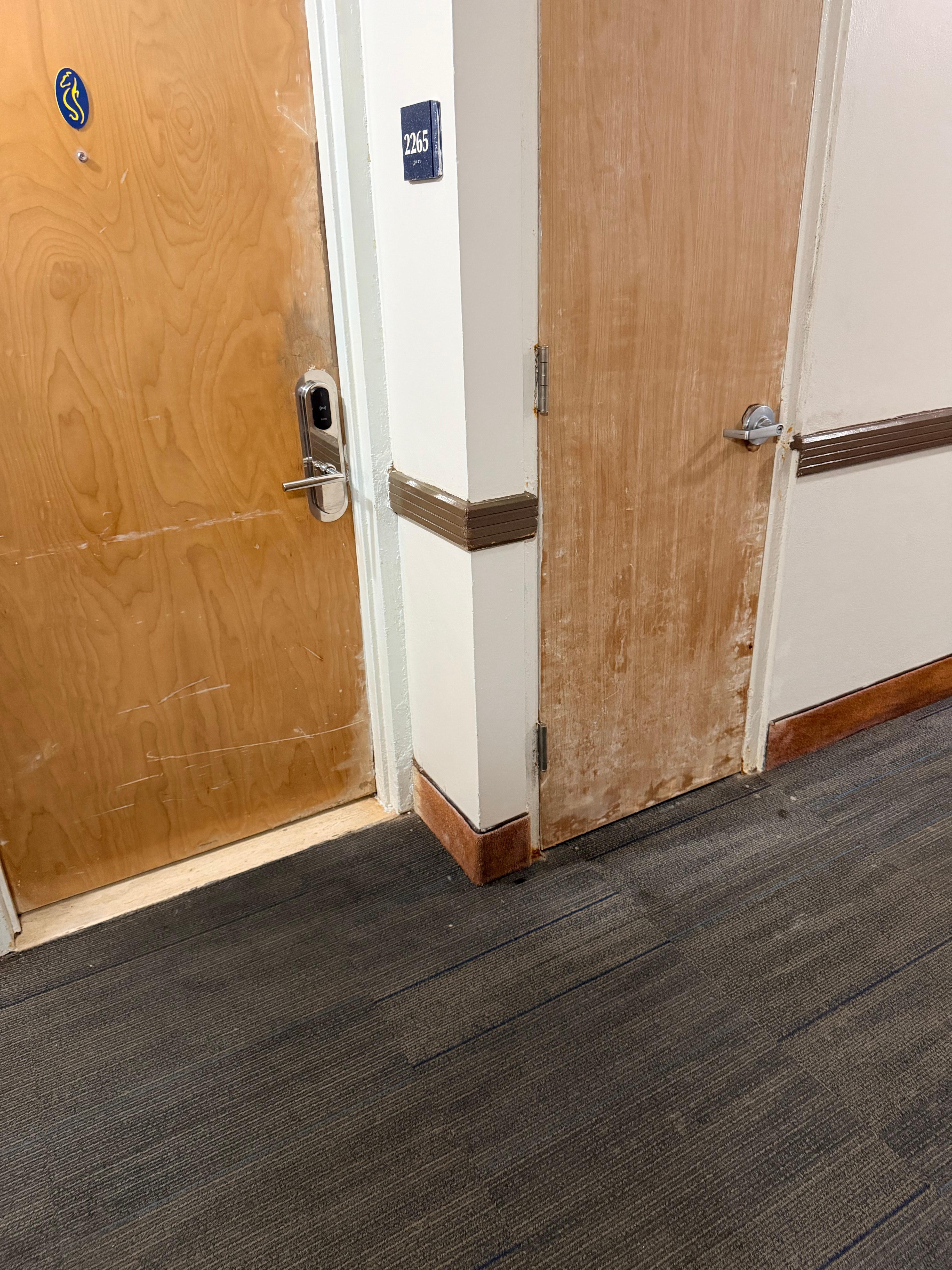 Puertas sucias y pintadas