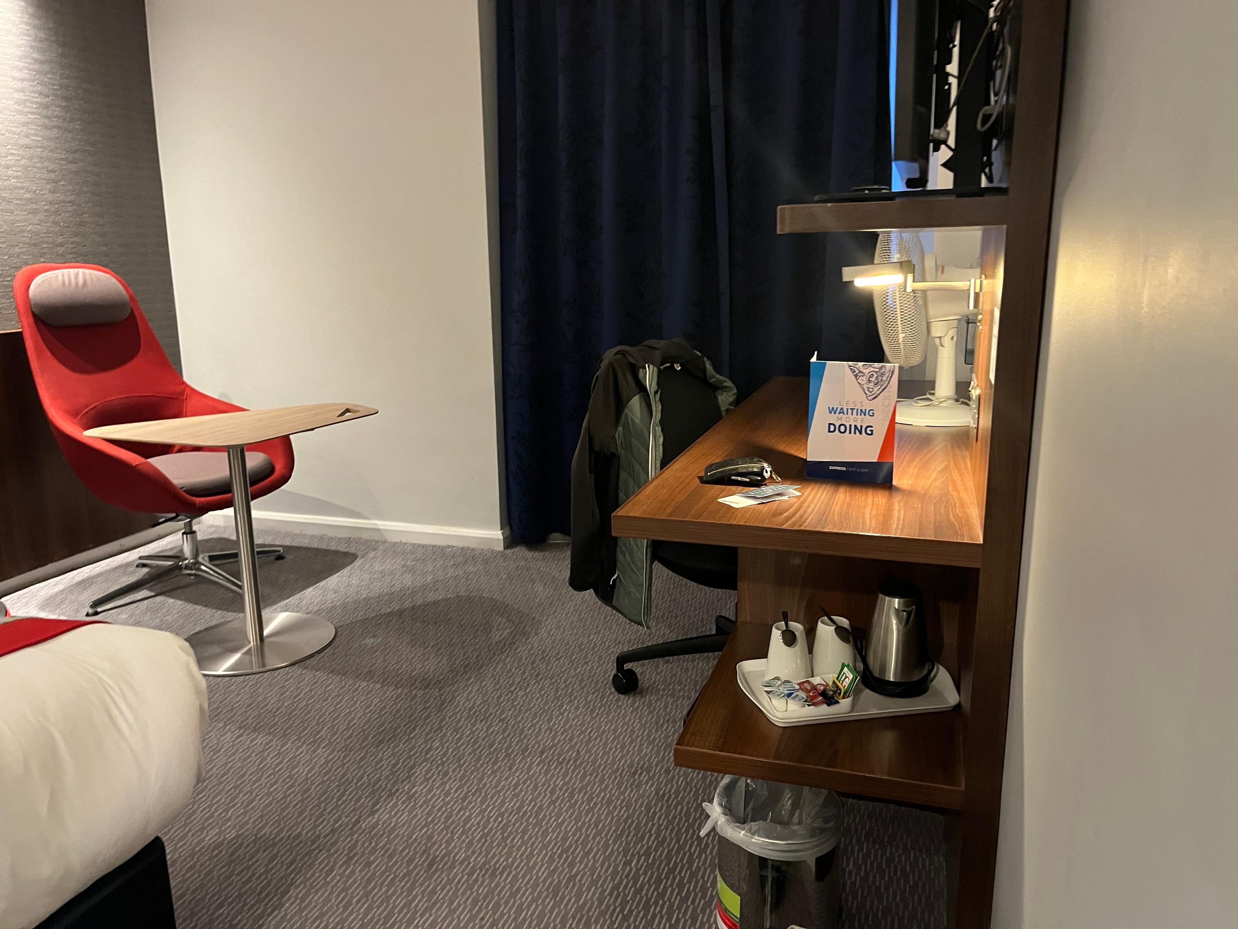 Good desk & chair in the room .