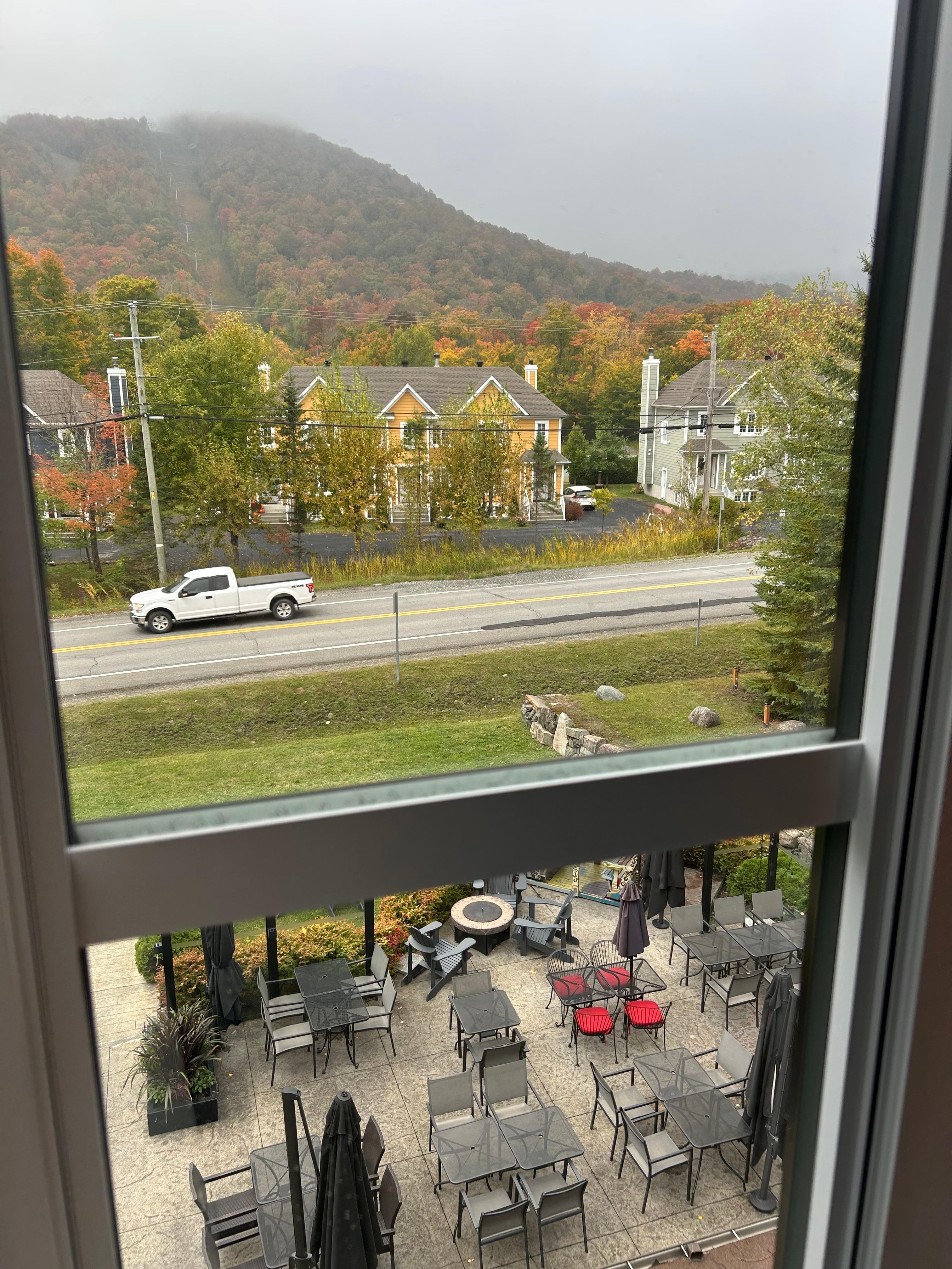 Belle vue sur la montagne. Moins de couleurs cette année. Malheureusement 