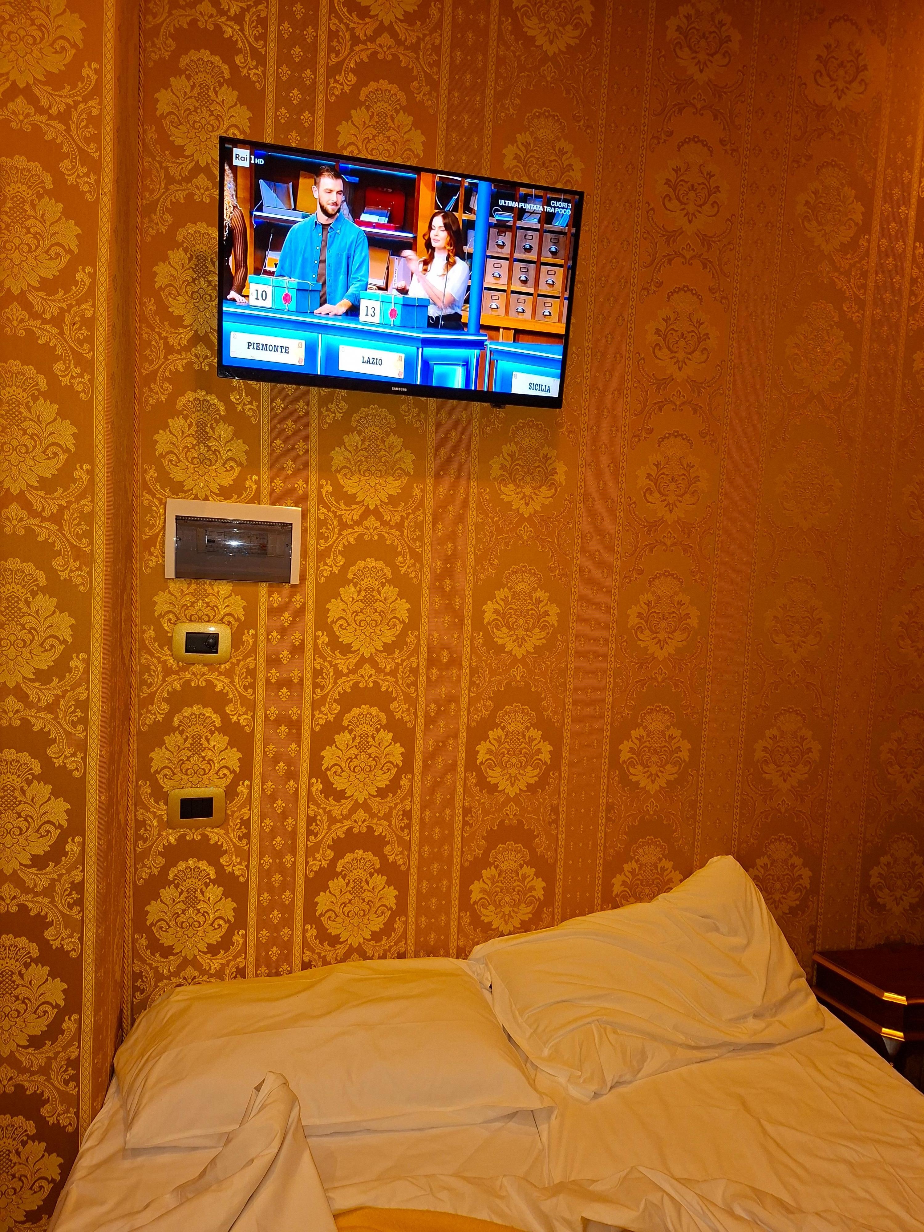 Télé au dessus de la tête de lit??