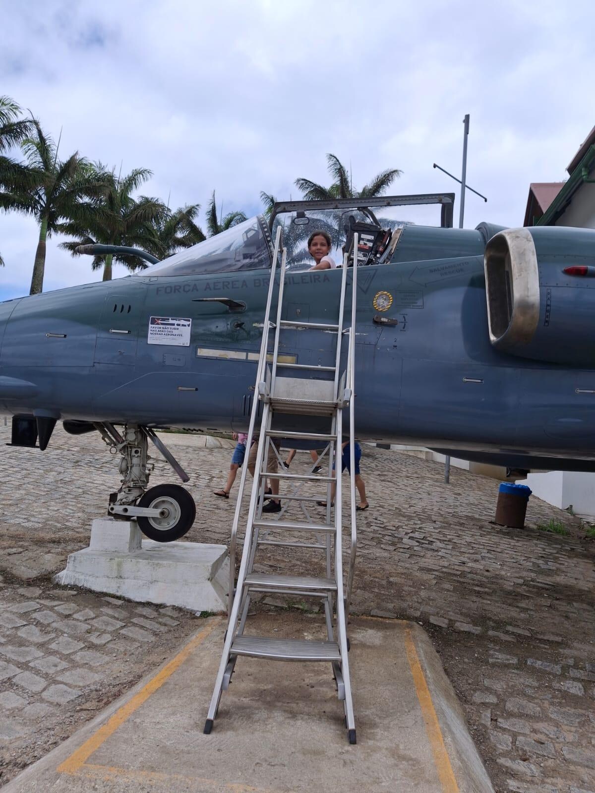 Museu da EPCAR, possibilidade de fazer fotografias na cabine de aeronaves da FAB