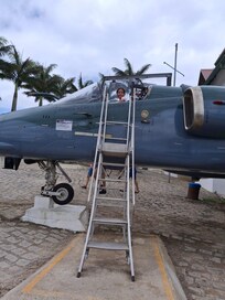 Museu da EPCAR, possibilidade de fazer fotografias na cabine de aeronaves da FAB