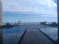 Esta es la vista estando parada a unos pasos del condo. Hay dos albercas justo a la salida.