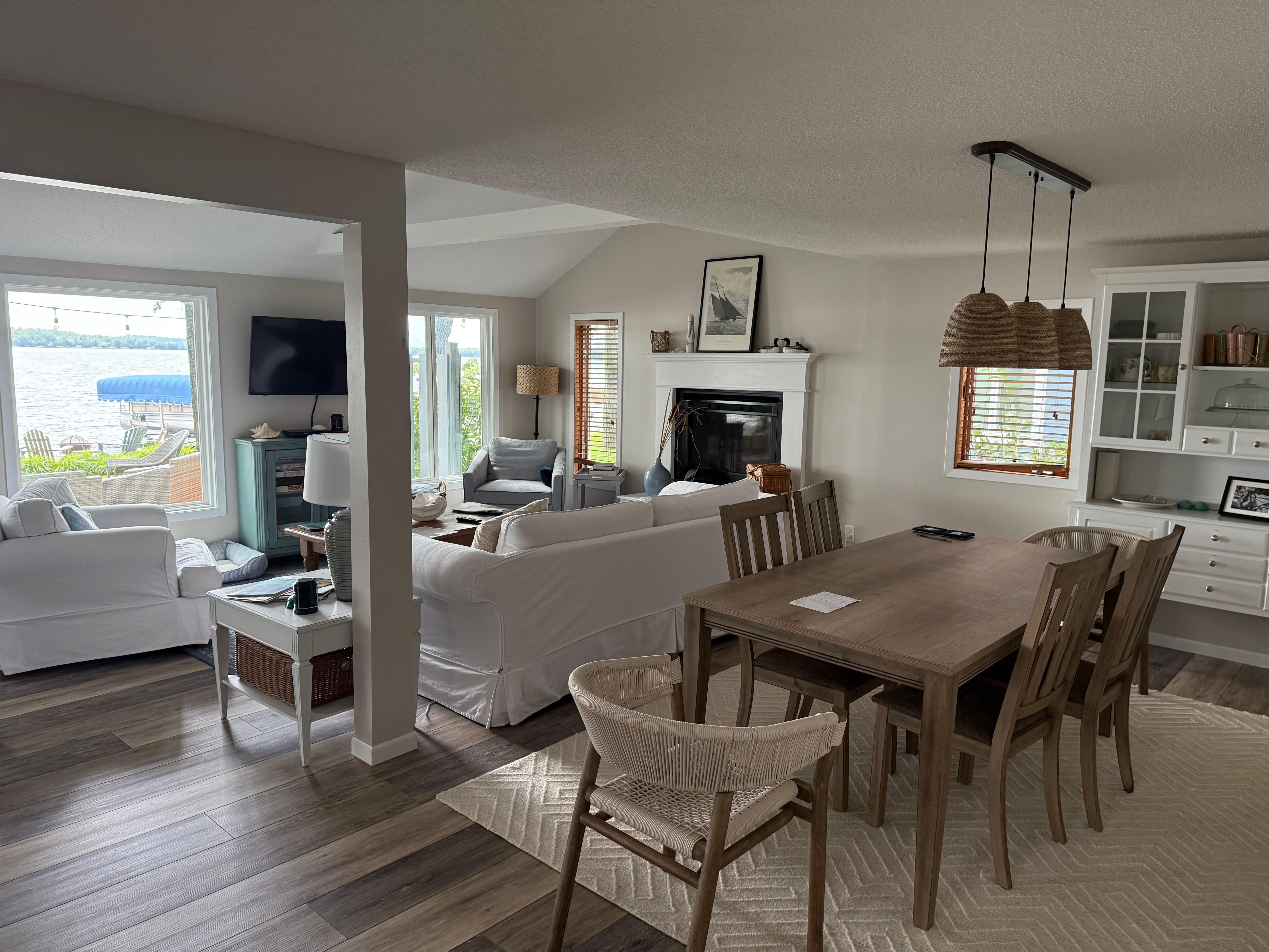 Great dining and living space 