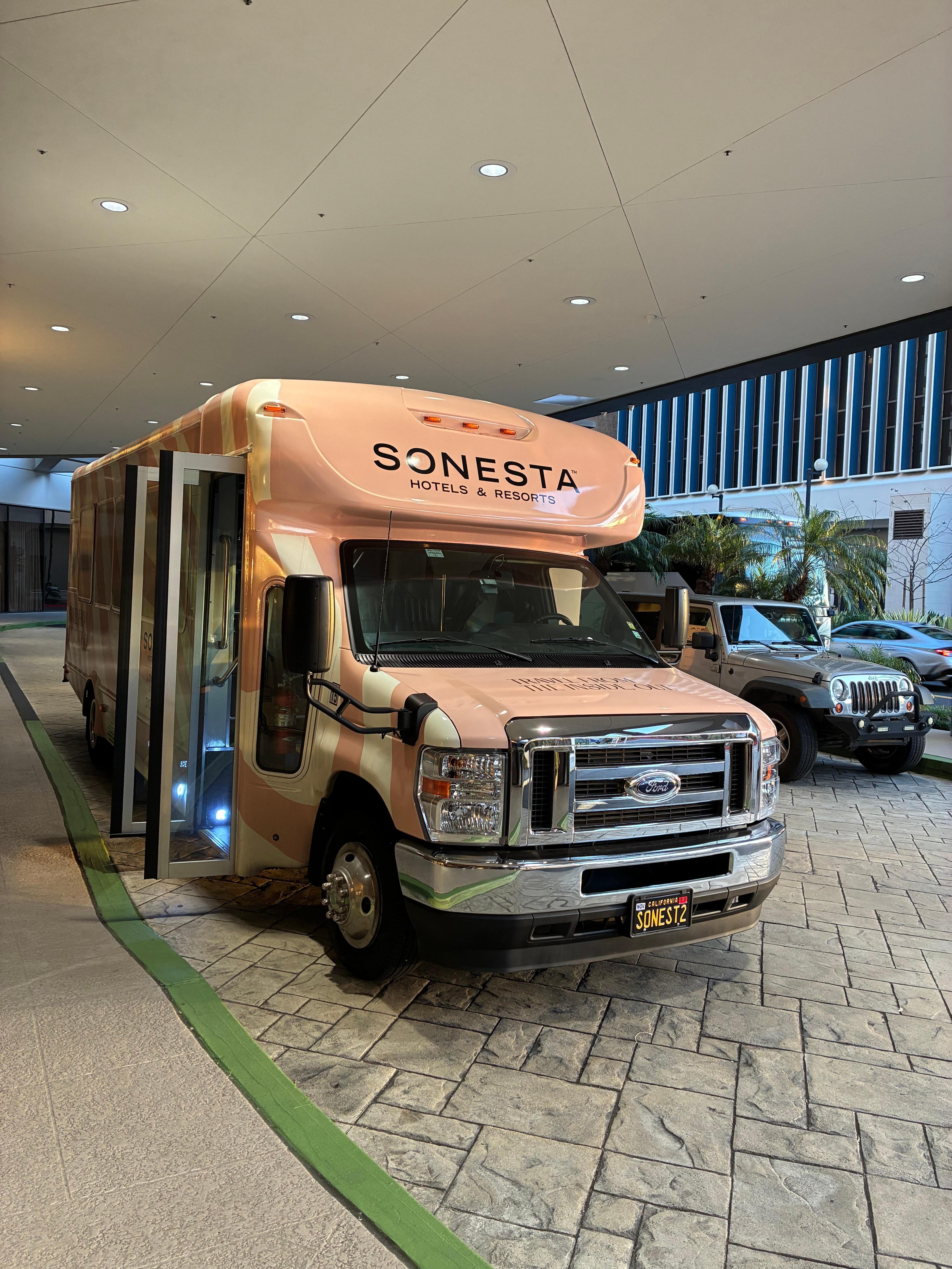 こんなバスが空港ホテル間を巡回しています。