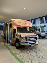 こんなバスが空港ホテル間を巡回しています。