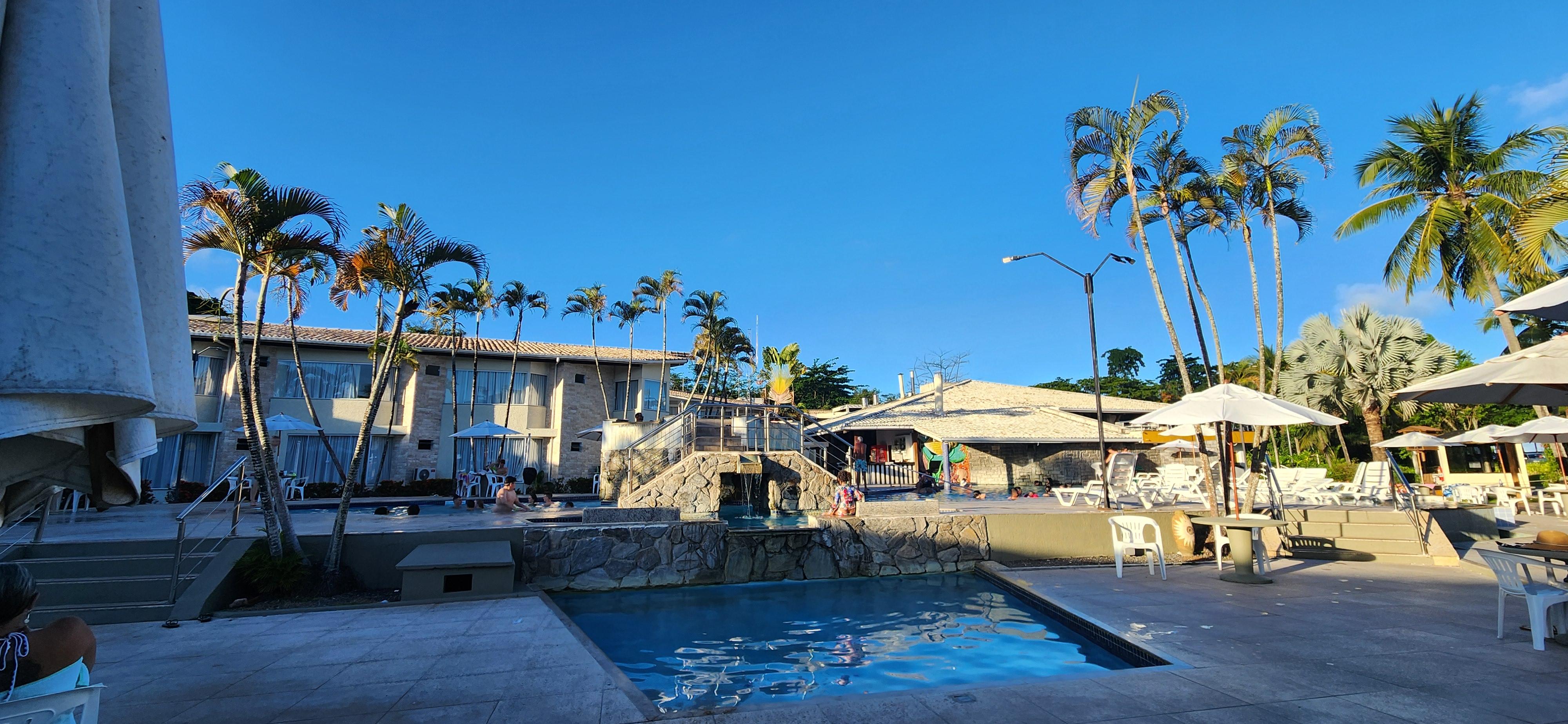 Piscina e entorno muito bons. 