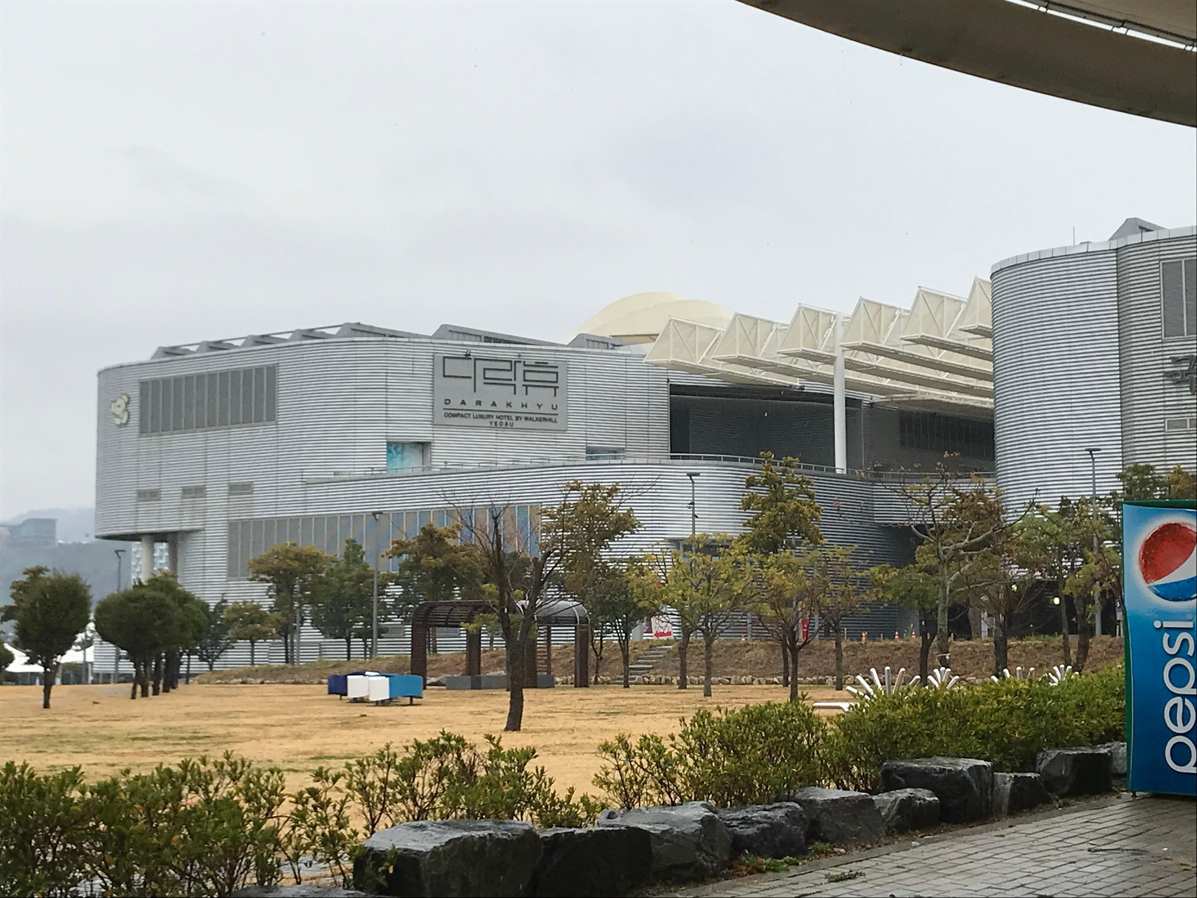 駅から建物と看板が見えます。左の建物の3階です。