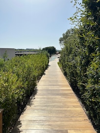 Walks to restaurants 