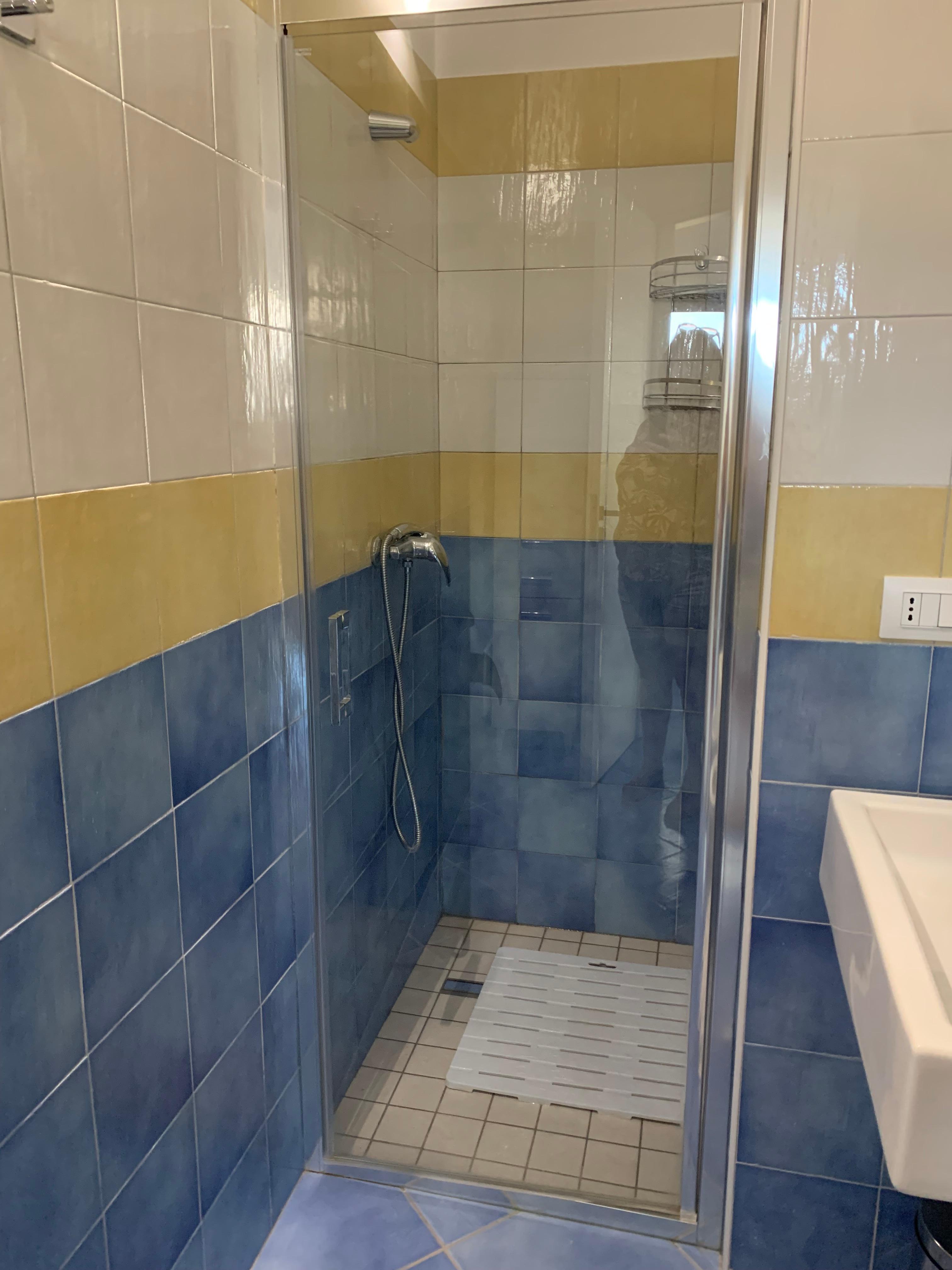 On nous a vendu un appartement avec une salle de bain avec douche effet pluie et chaussons… on n’a rien eu de tout cela…