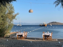 Sabah güneşlenip yüzdügünüz sahilin akşamında bu manzarada yemek yemenin hazzı müthiş :)