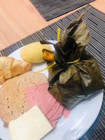 Tamal servido no café da manhã