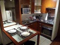Cocina completa; mesa alta con bancos