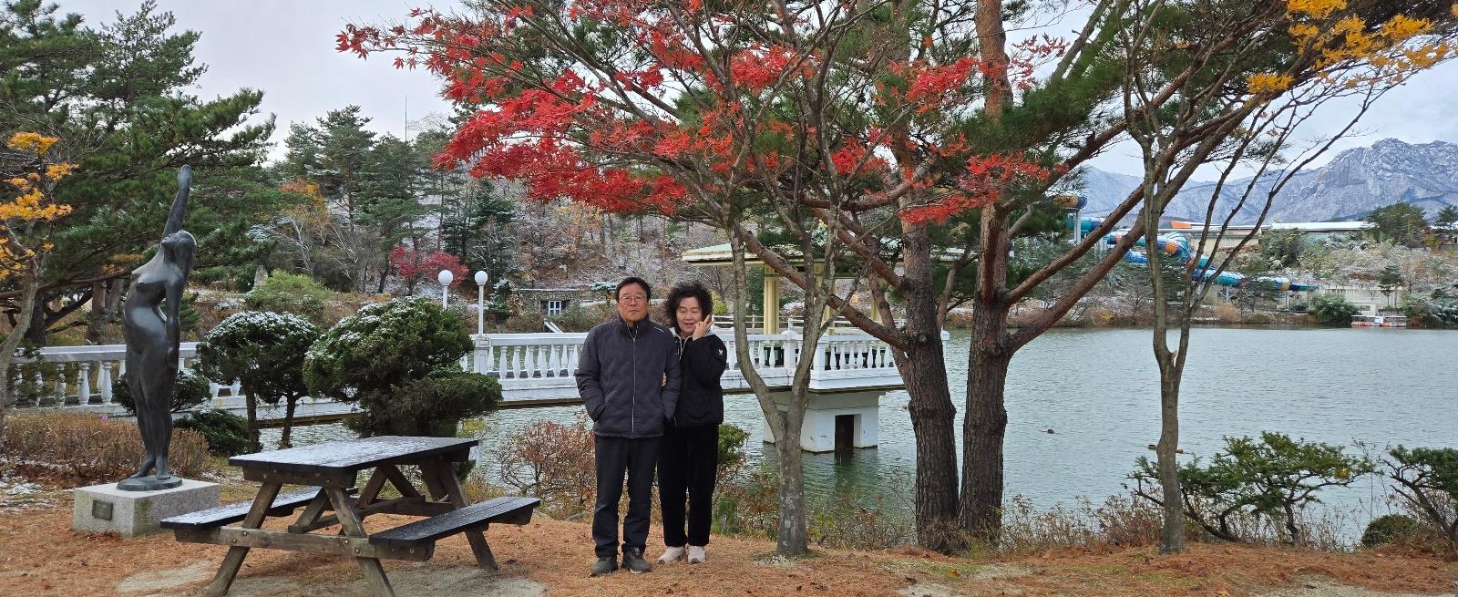 리조트 정면 아래에 작은 호수(?)가 있어 아침 산책하기 좋다. 