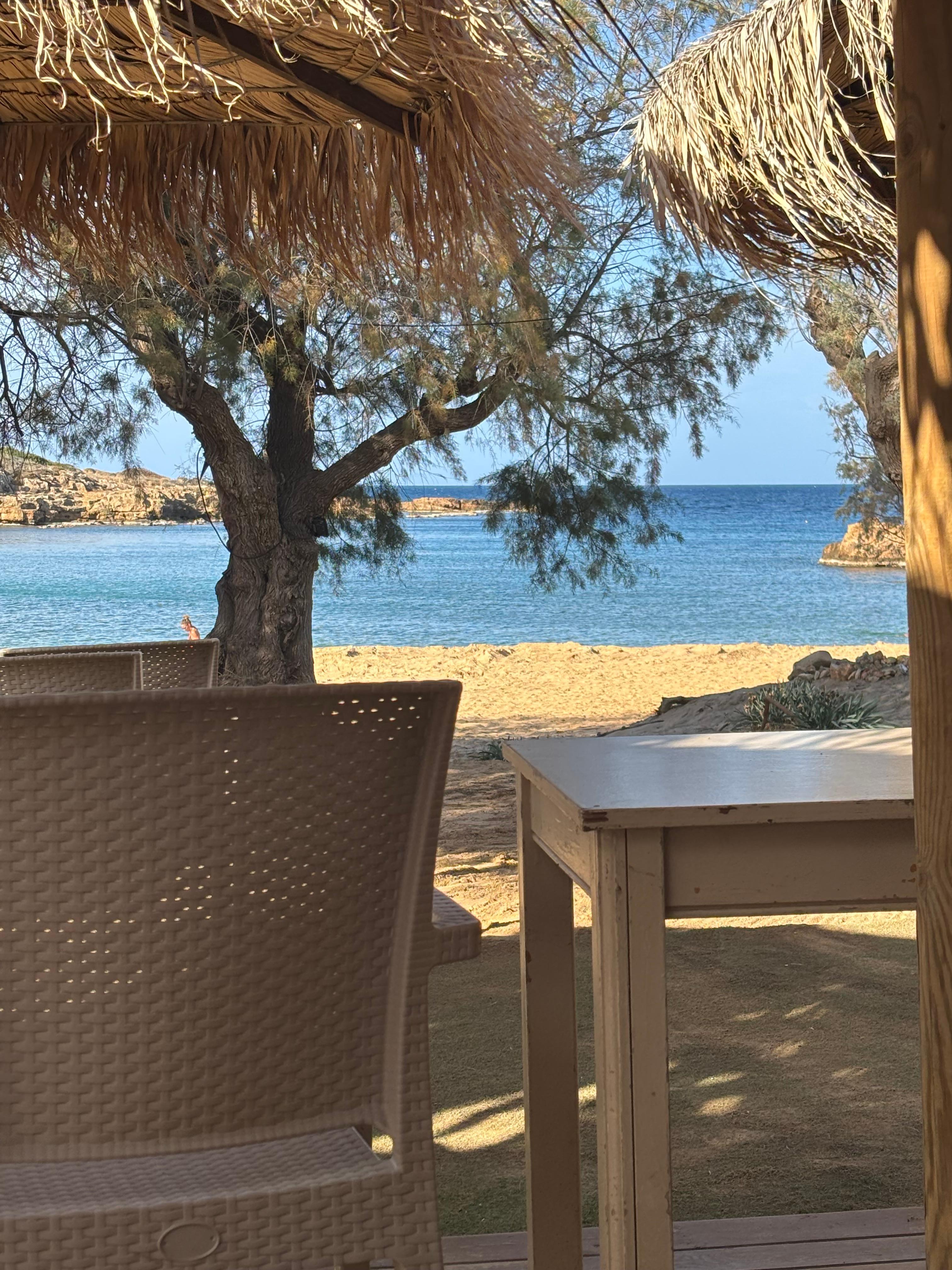 Fullt av små strandbarer med alskens drikke og noe å bite i.