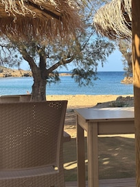 Fullt av små strandbarer med alskens drikke og noe å bite i.