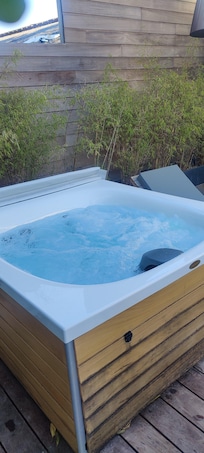 Jaccuzzi privatif de la chambre