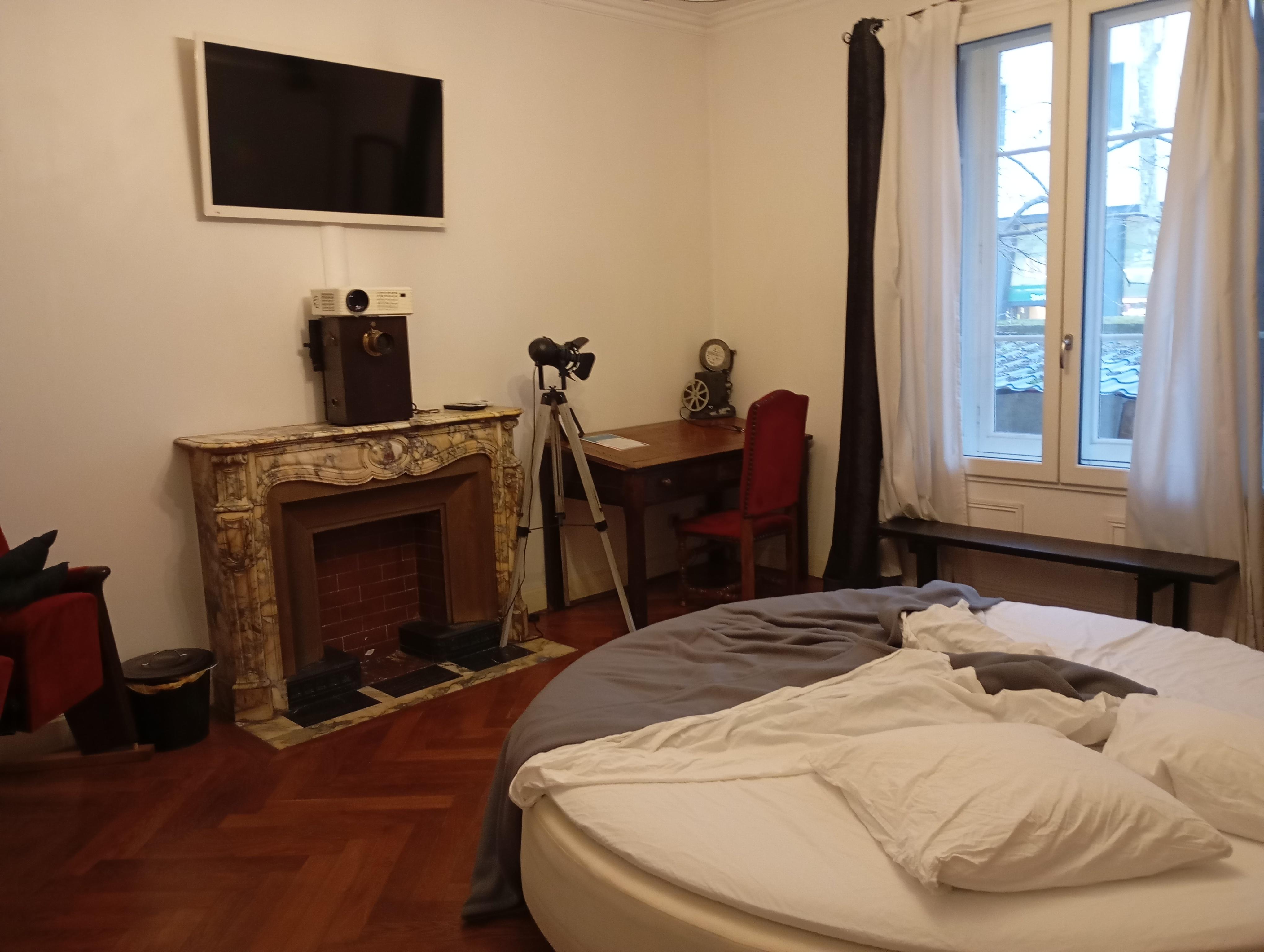 La chambre "Cinéma" avec son lit circulaire et, surtout, son "bureau" !