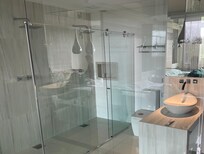 Zimmer mit optisch offenen Wänden für WC und auch Doppelte Duschen