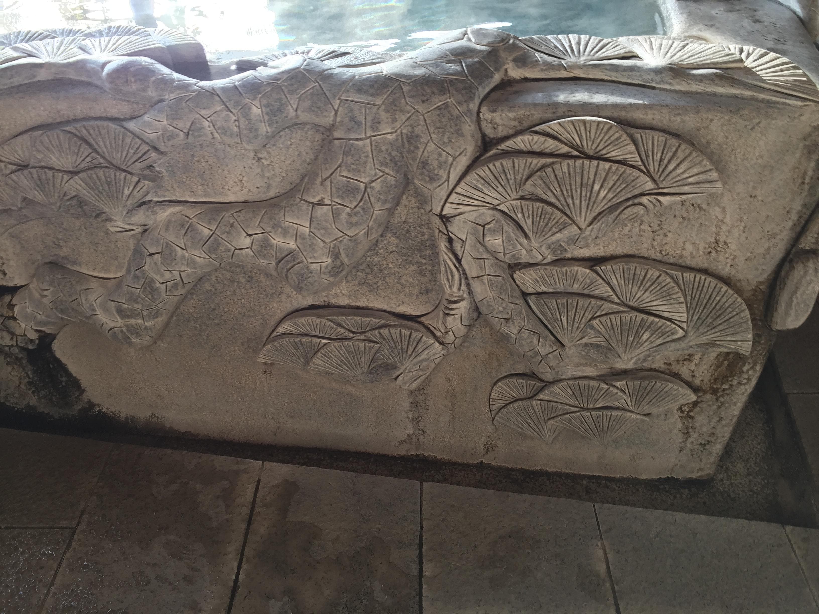 湯舟は一枚岩石の彫物の一品です。松葉亭のオーダーメイドでしょう。