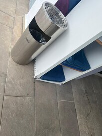 Meuble à serviette sale et cassé
