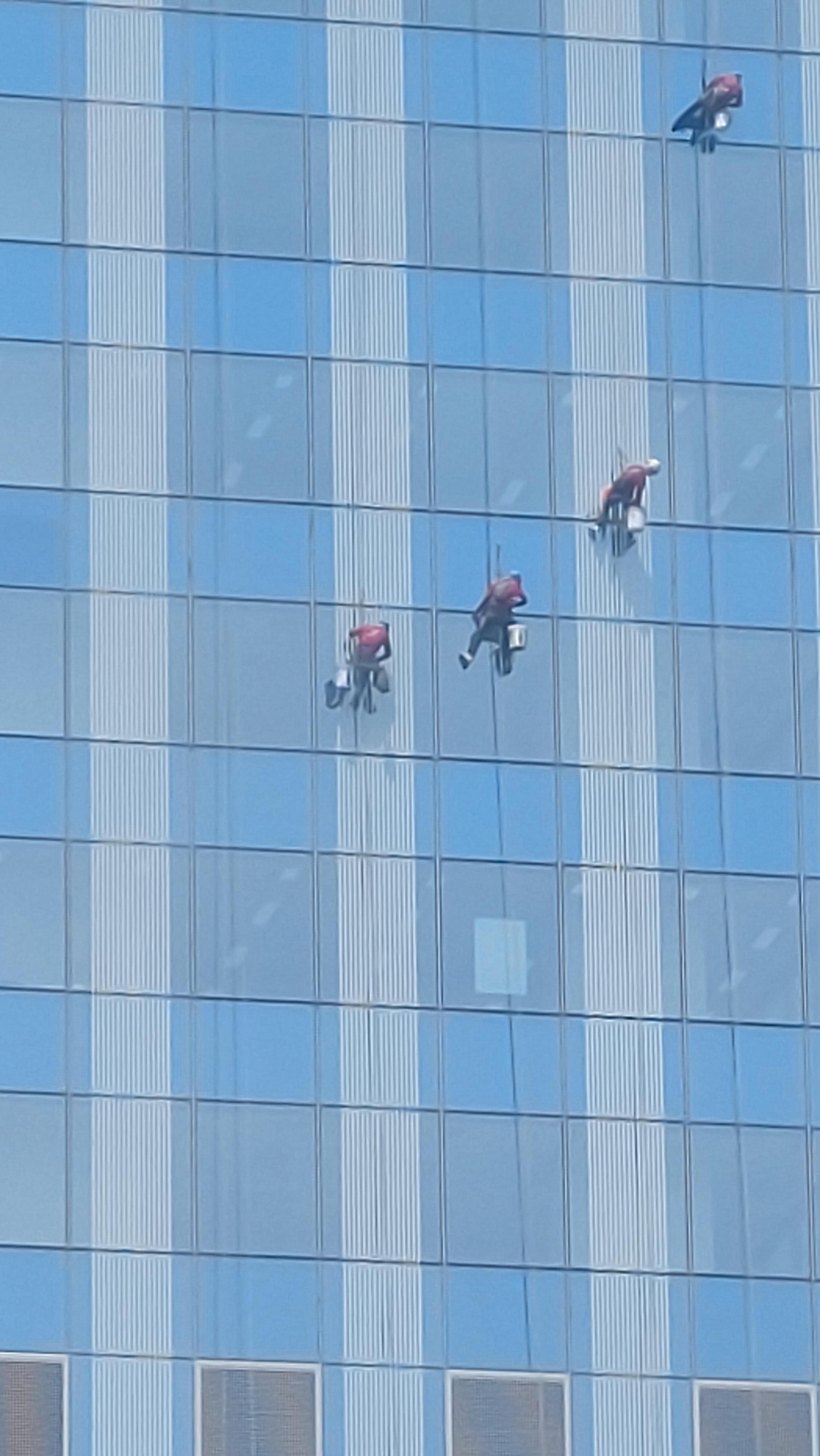 同場加送泰國式游繩抹外牆（他們沒用吊船，要個人用腰力平衡！）