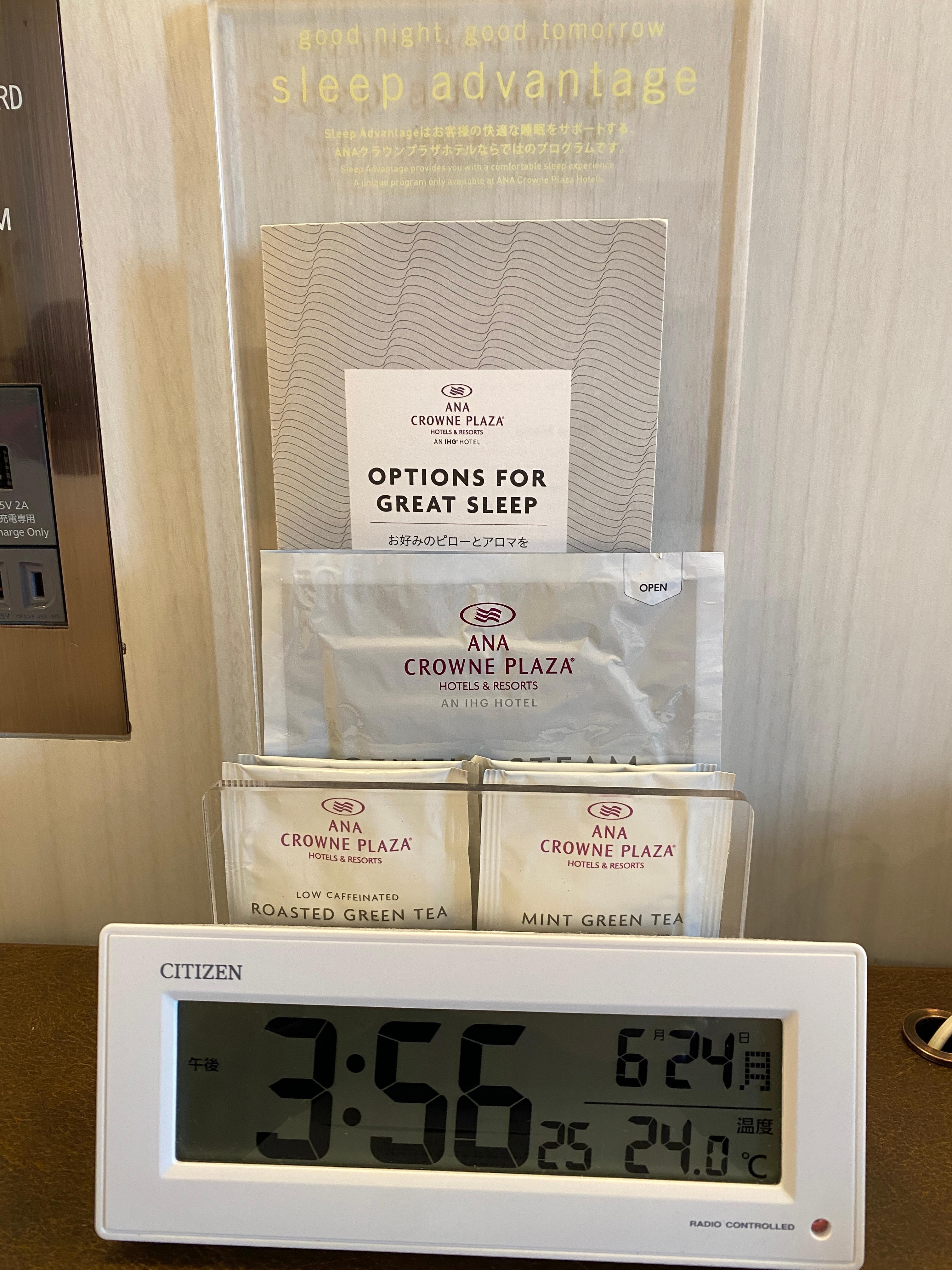 最讓人驚艷的無料熟眠菜單，有舒眠茶包、擴香精油、溫熱眼罩、腳步舒緩枕、各種硬度的枕頭可以請飯店提供。