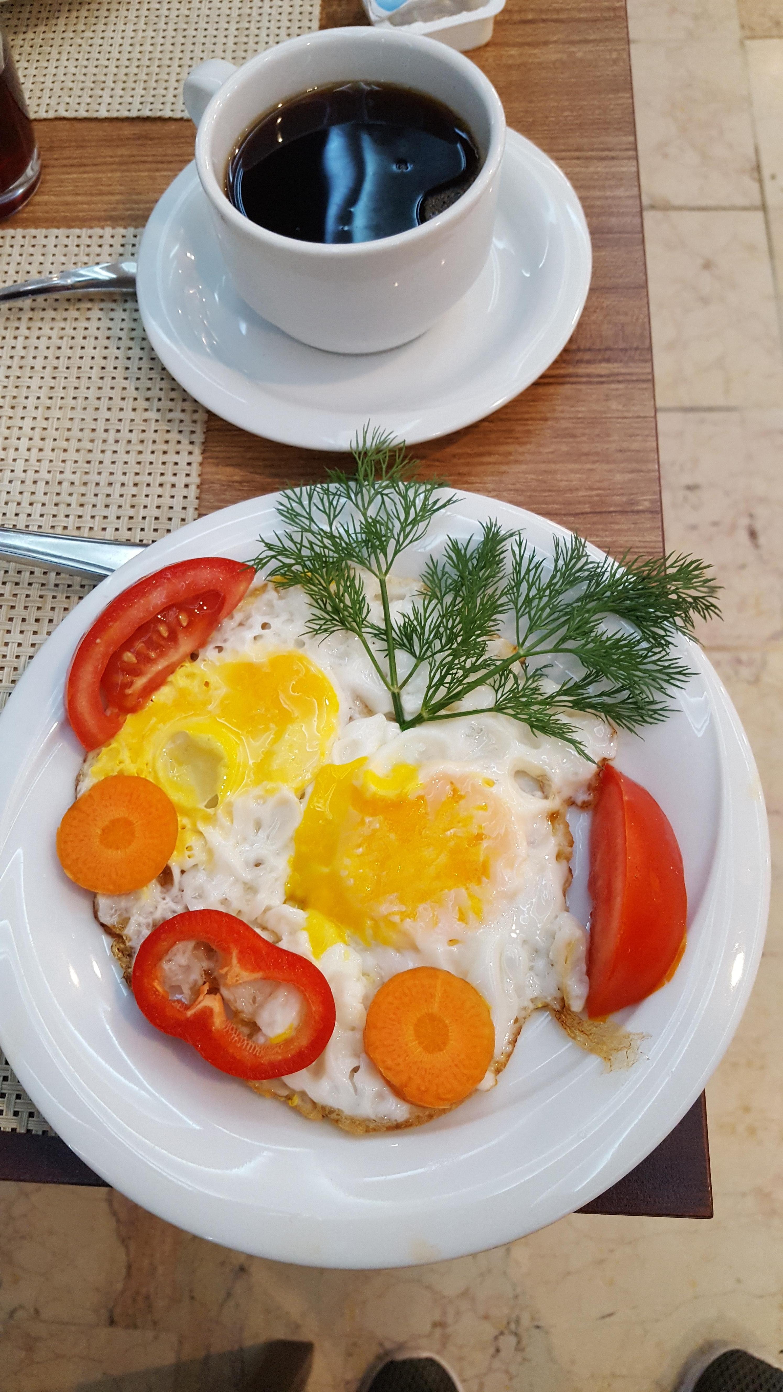 Voici pour lle petit dejeuner deux oeufsen forme de smiley , c es tjuste une des petited attentions et j en passe