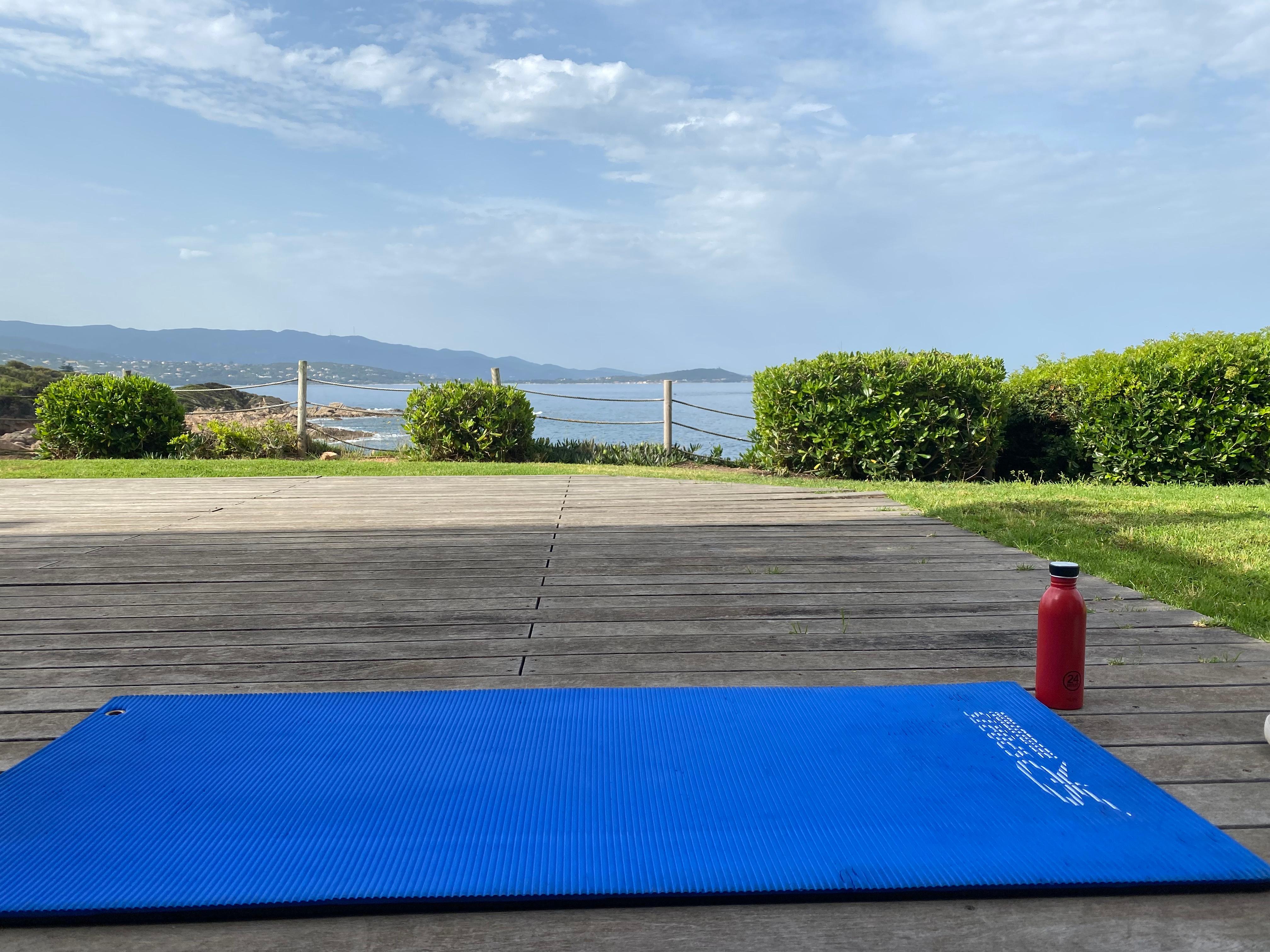 Salle de sport en plein air avec vue 