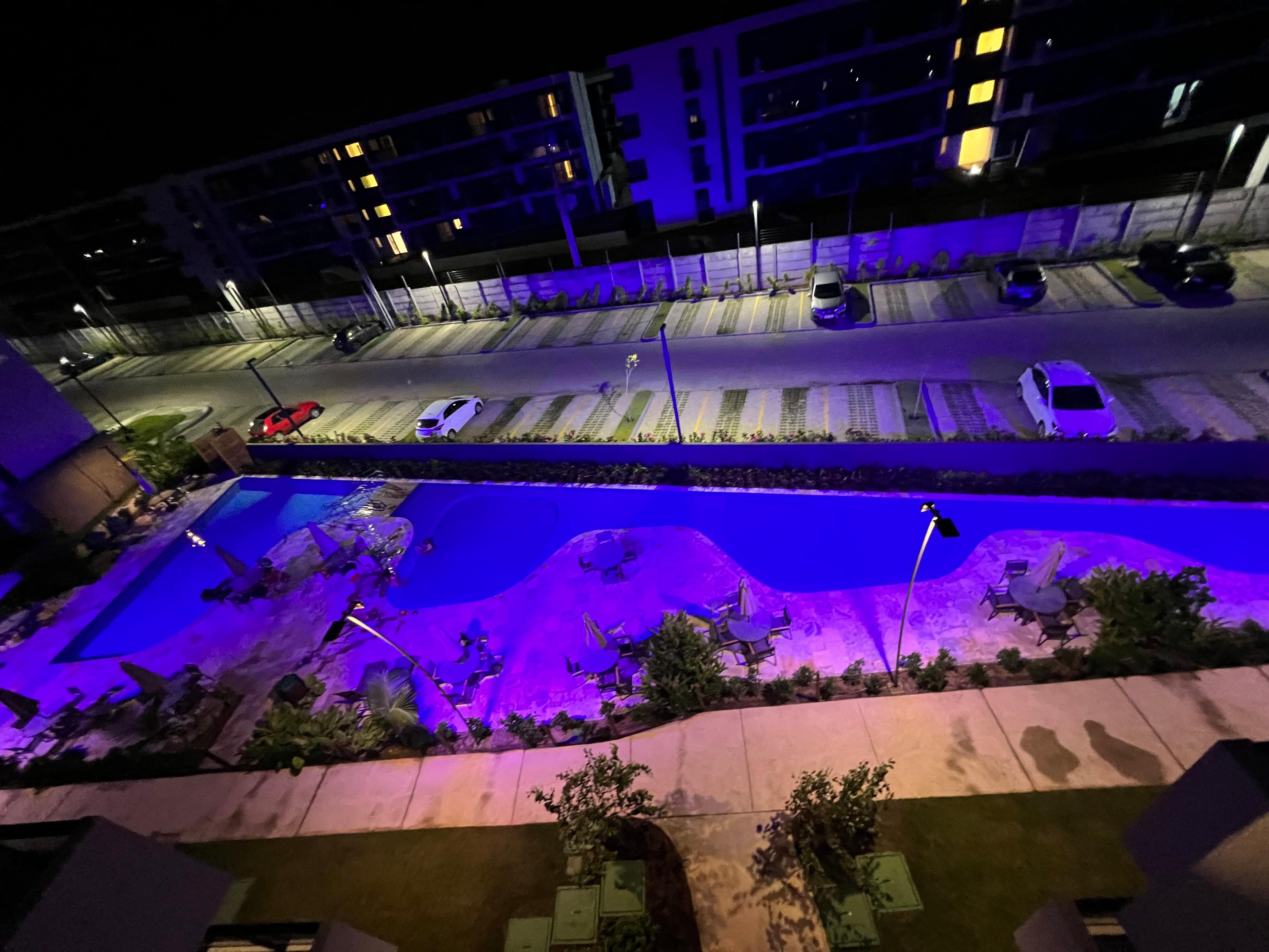 Uma das piscinas vista de cima a noite