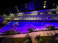 Uma das piscinas vista de cima a noite