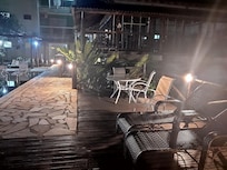 Vista noturna da piscina