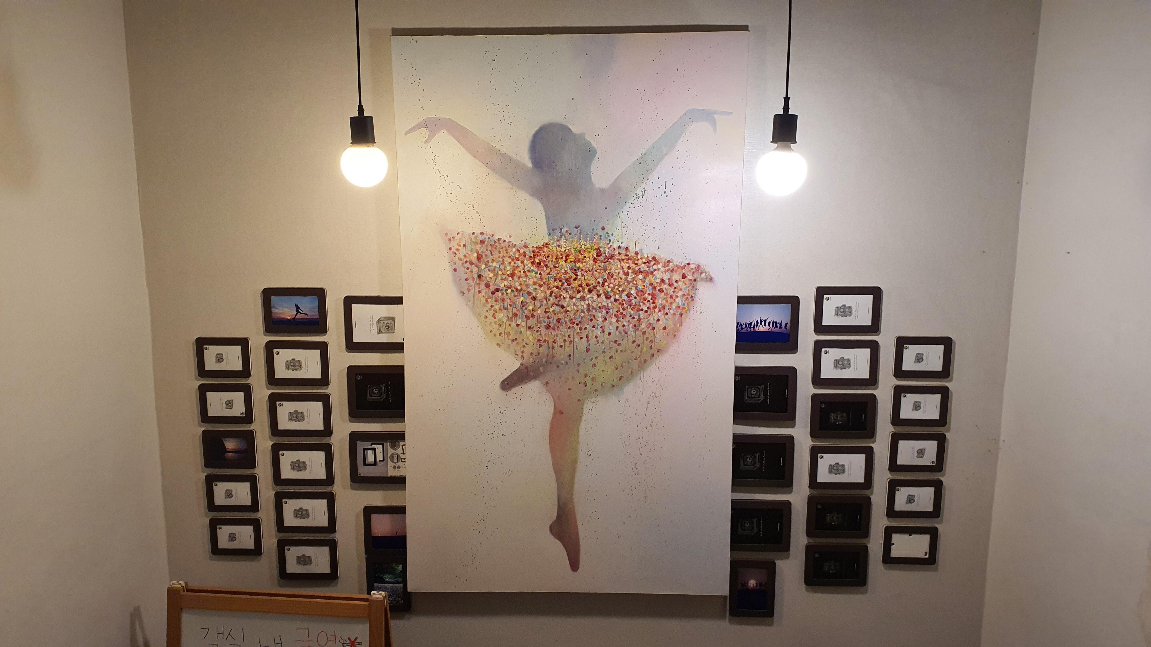 로비에서 계단으로 올라가는 장면입니다. 아름답게 잘 꾸며 놓으셨네요.