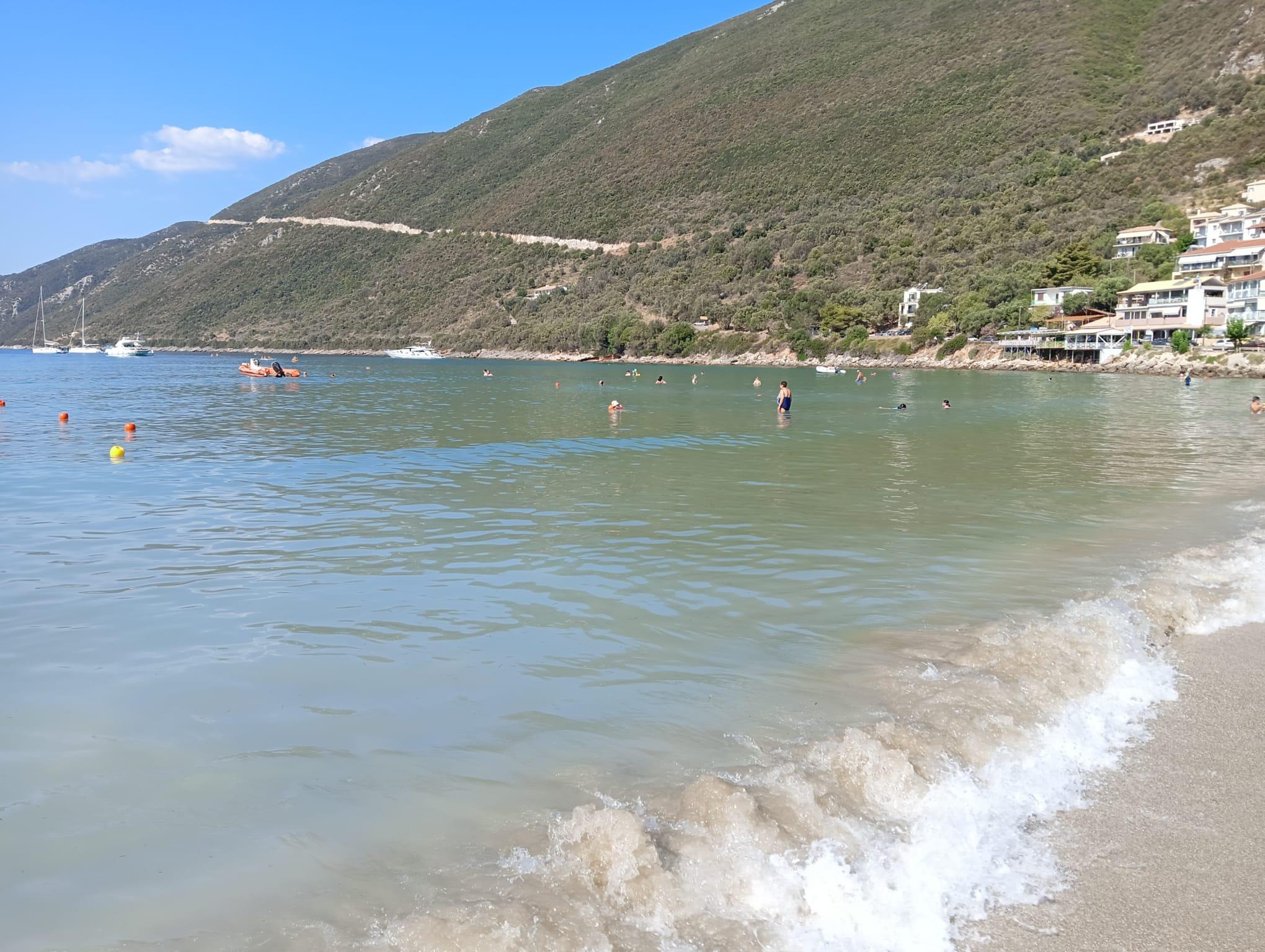 Spiaggia sabbiosa davanti al Nefeli Club