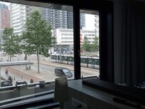 Badekåbe og badetøfler lå også klar på værelset. Her det ud min udsigt.