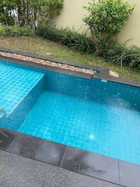 2bdrm unit with pool, beachfront