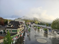 Vista da varanda do hotel, onde é possível ver a estação de trem Interlaken West