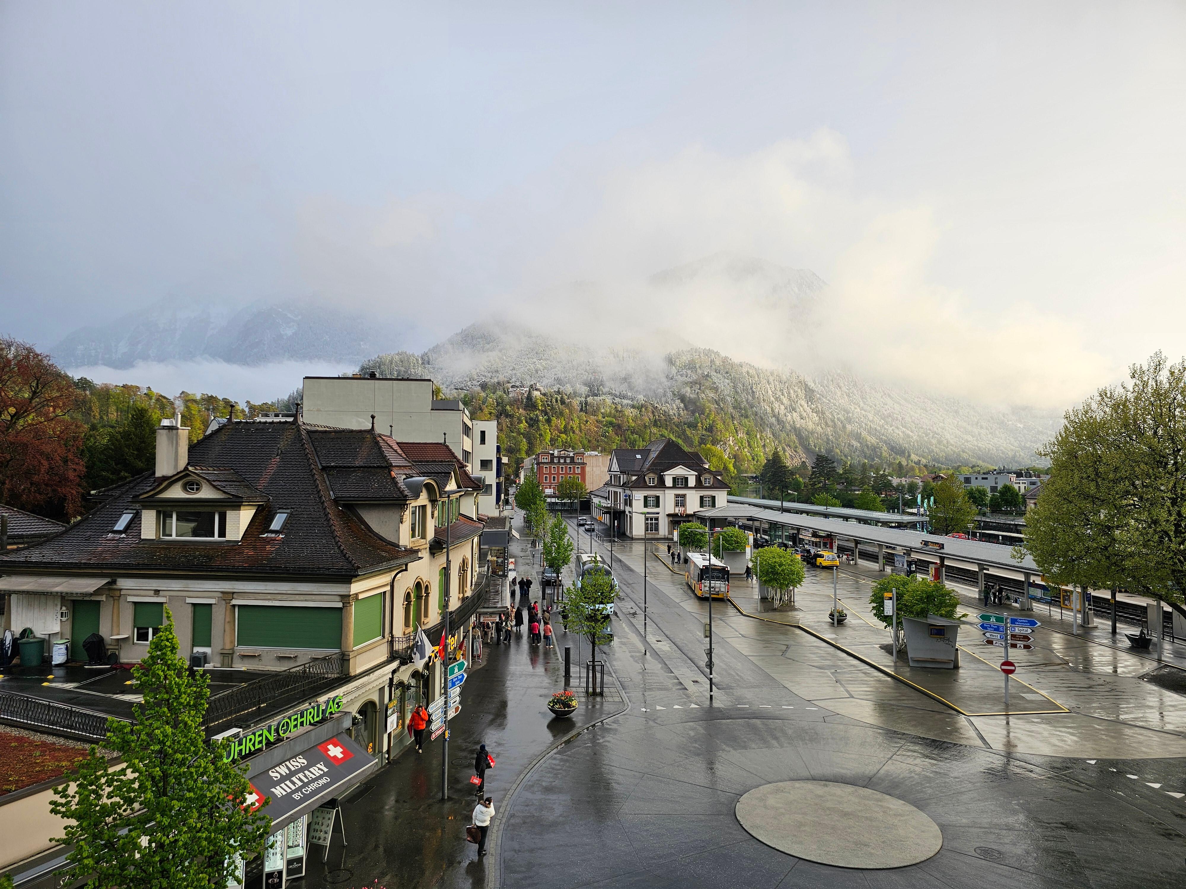 Vista da varanda do hotel, onde é possível ver a estação de trem Interlaken West