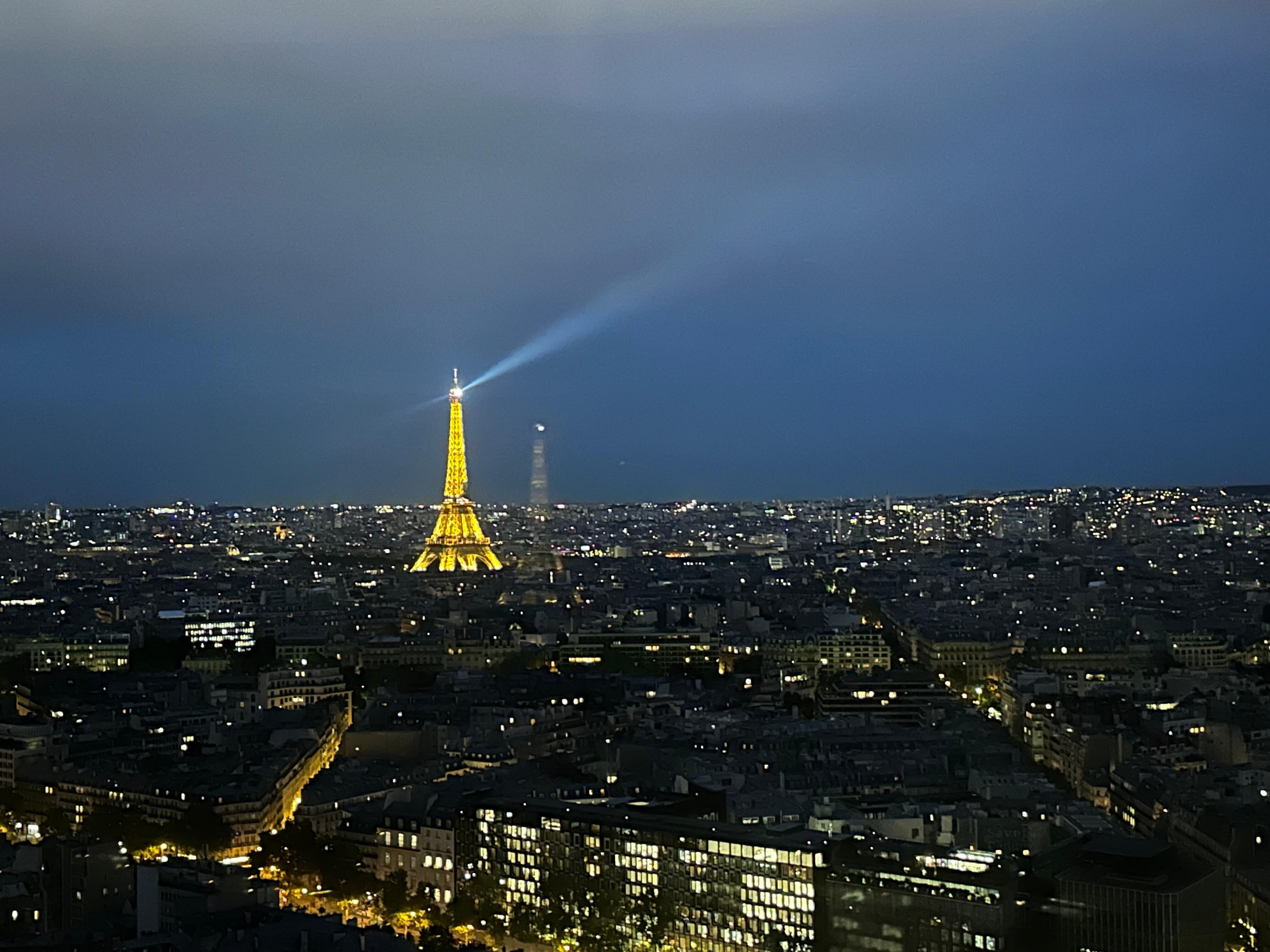 Vista do quarto para a Torre Eiffel. 