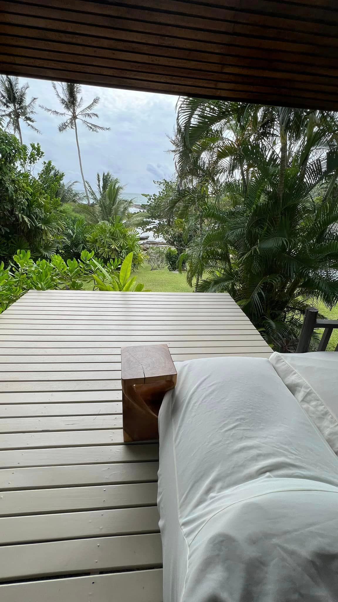 ベランダでは快適なソファーに包まれます