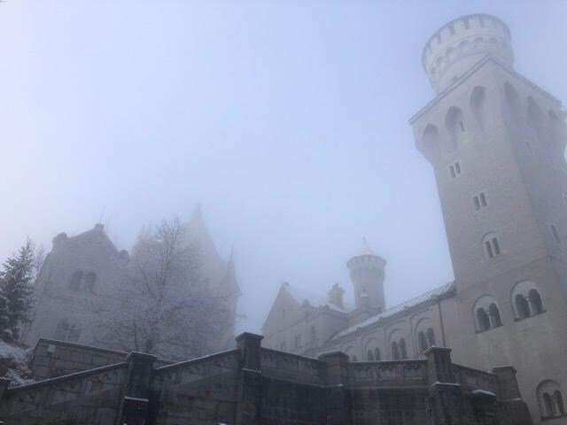 ノイシュバンシュタイン城中庭からの眺望