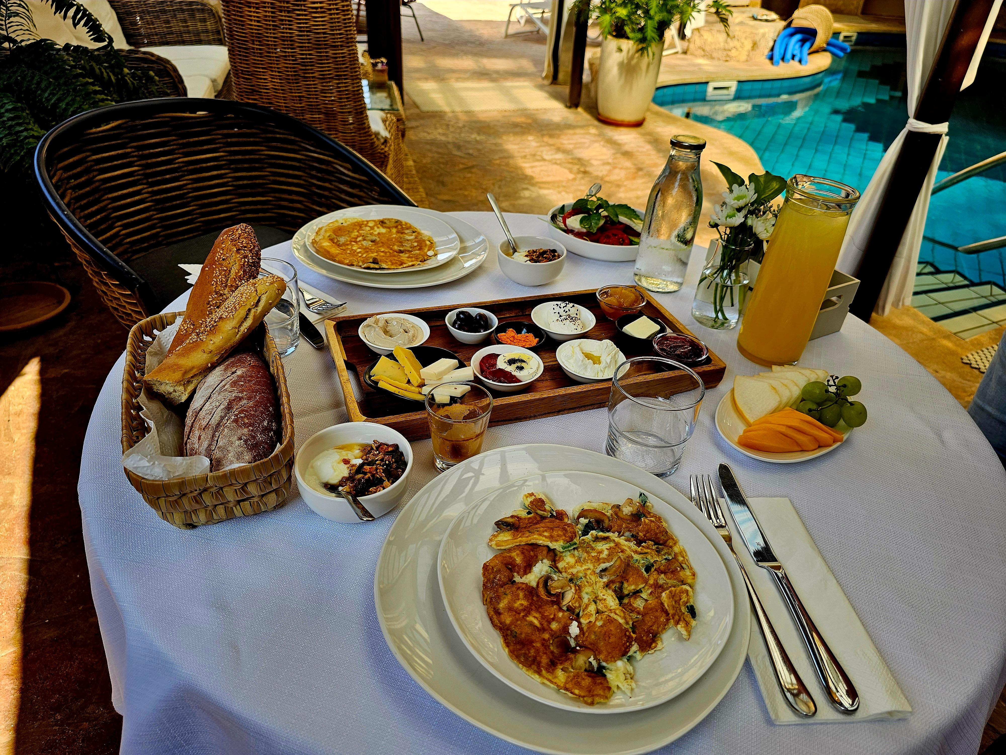 Petit déjeuner à base de produits faits maison au bord de la piscine